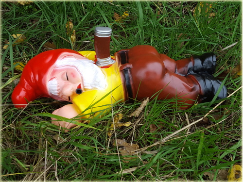 Gartenzwerg mit Messer, mit Bewegungsmelder Gartenzwerg mit Messer, mit Bewegungsmelder